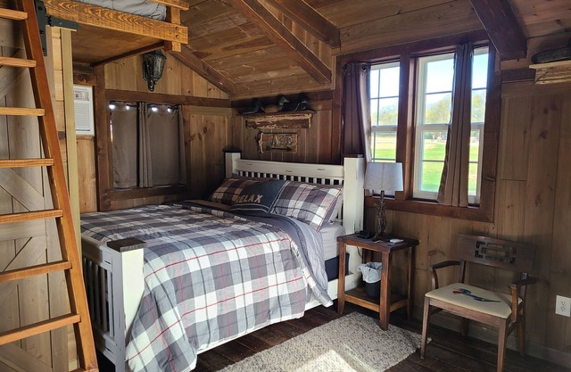 Romantic Country Cabin at Lakeview by Sue