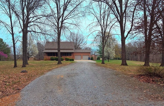 Romantic getaway in awesome Bluford with WiFi, Fireplace, and Game Room ♡