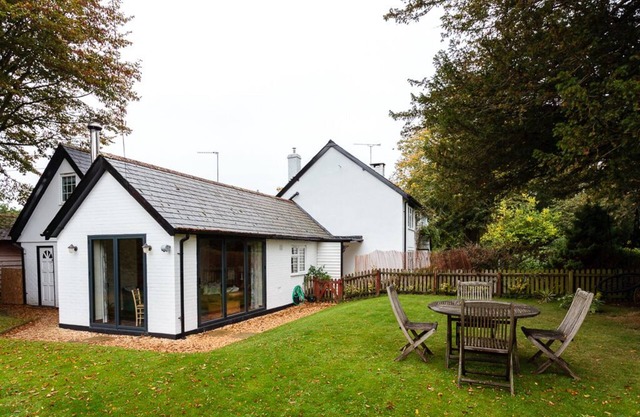 Cottage Forest romantique avec jardin privé, chiens bienvenus, vue sur la forêt depuis le lit