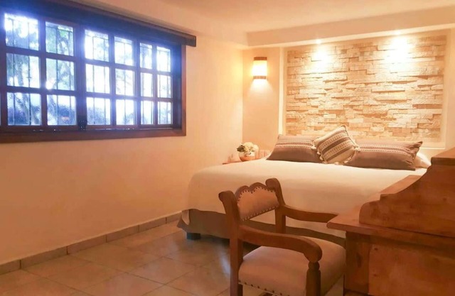 Romantic Getaway: Pools, Great Location Near Beach