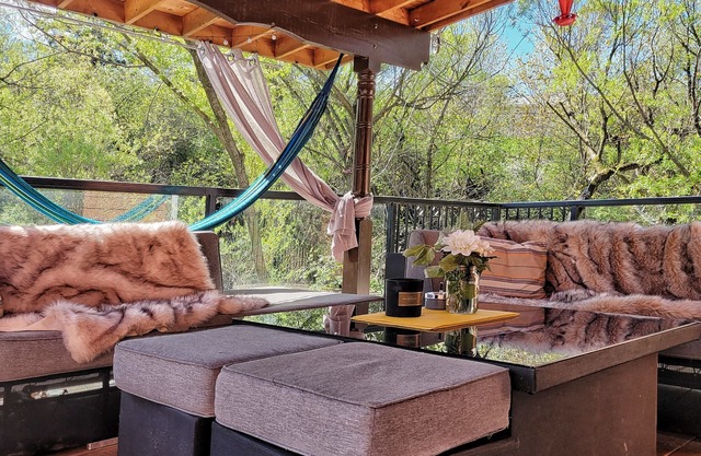 Romantic 1BR/Private Deck/2Person Tub/Insta-Worthy