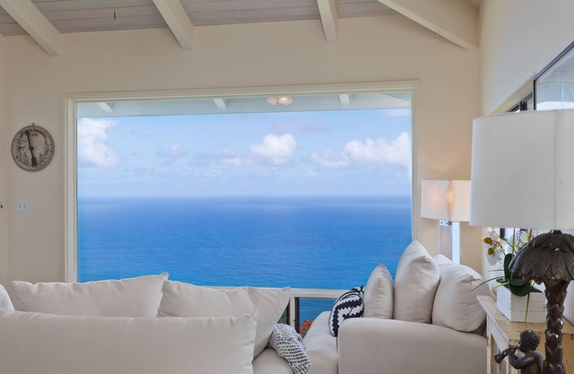 Romantic getaway for 2 at the Cliffhouse at the rim of Waipio Valley