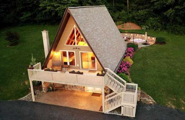 Escapade romantique à près de 10 acres de terrain boisé privé sur Texter Montagne w / bain à remous