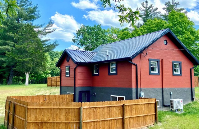 Romantic Nature Retreat: King Bed, Hot Tub, Fenced backyard, Nature Trail