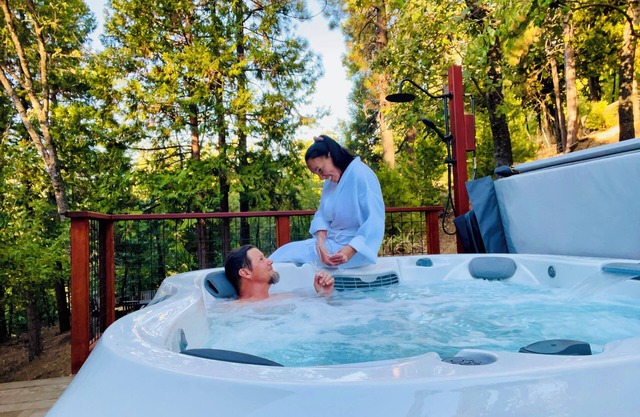 Romantic Winter Retreat with Private Hot Tub. 30 miles to Bear Valley .