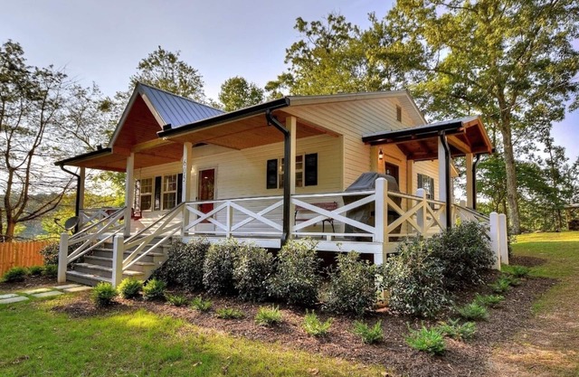 Lit king, SAUNA, Hot Tub, PUTTING GREEN Venez profiter de votre week-end!