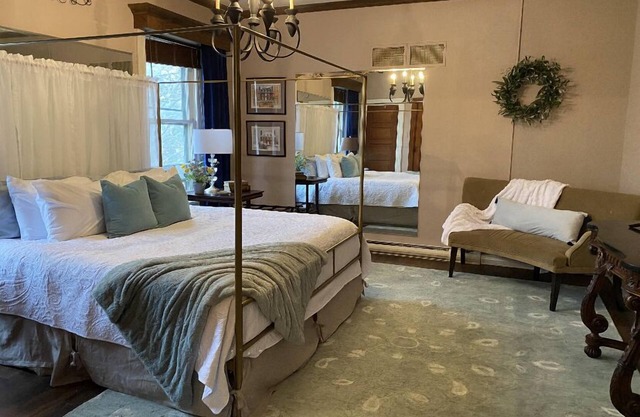 Romantic getaway with king bed & Jacuzzi bathtub