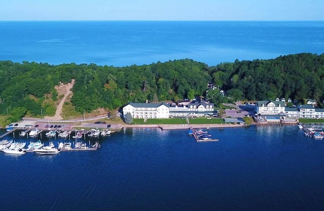 2 kayaks included, on Portage Lake & walk to Lake Michigan
