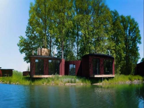Romantic Hideaway in Woods