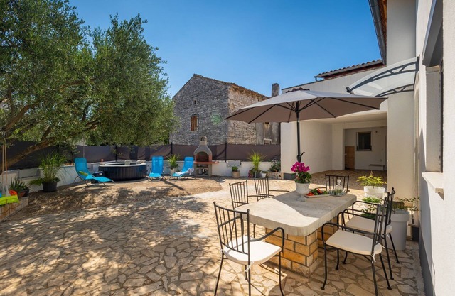 Maison de vacances romantique avec jacuzzi, BBQ, WiFi