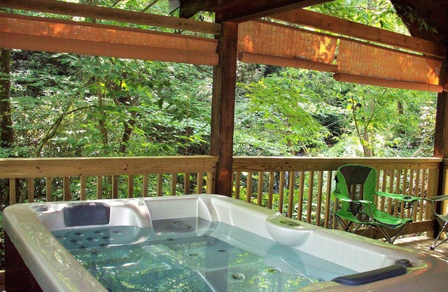 Cabane de lune de miel romantique sur Spring Creek avec bain à remous et anneau de tir à la truite