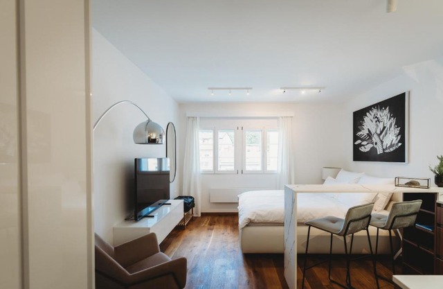 Romantic JUMP Studio overlooking river, free parking