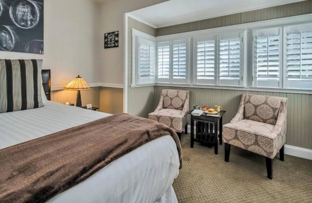 Romantic King Room Near Calistoga Spa & Hot Springs. Vouchers for Free Breakfast