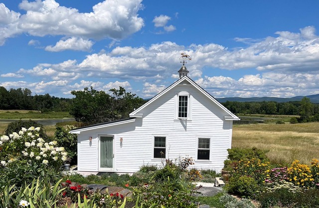 Romantic lake view retreat with a patio, full kitchen, & washer/dryer