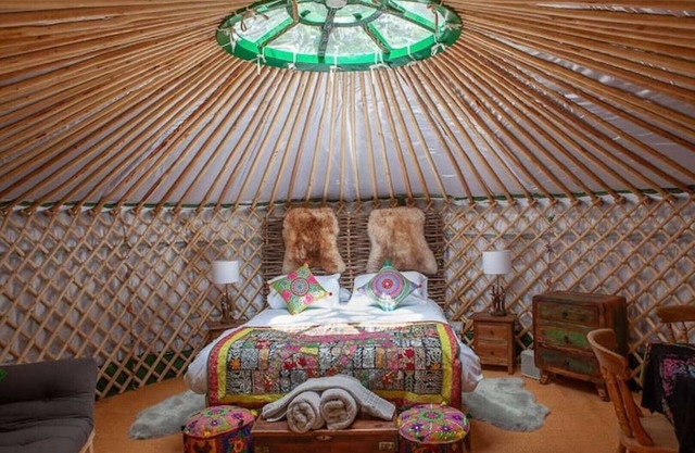 Romantic luxury heated yurt. Private, peaceful wooded location with hot tub