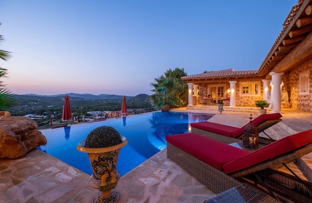 Villa de luxe romantique près de la ville d'Ibiza avec vue imprenable sur le coucher de soleil