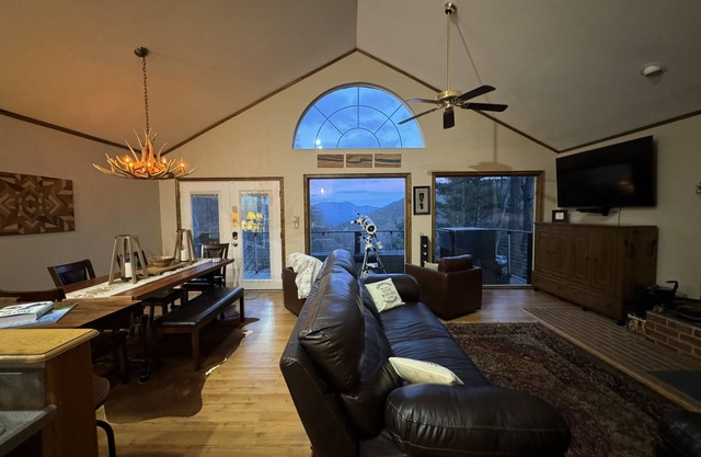Romantic Mountain Retreat or Family Vacay w/ Stunning Views near Crabtree Falls
