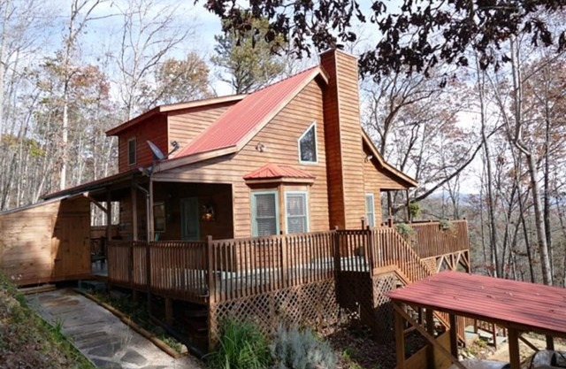 Cabane romantique au sommet d'une montagne avec bain à remous, porches enveloppants et vues incroyables