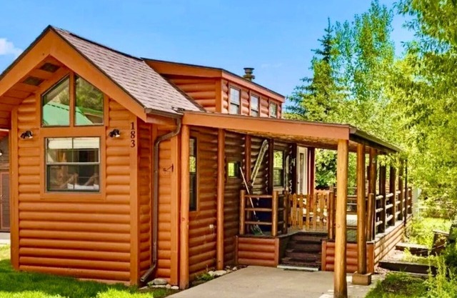 Romantic Mountain Getaway minutes to Breckenridge and on shuttle route