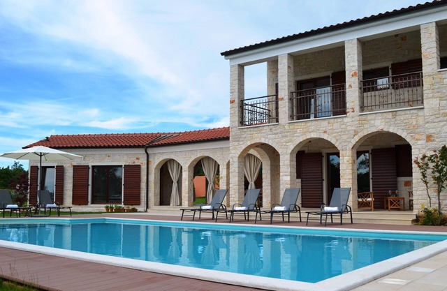 Romantique villa neuve avec piscine privée et grand jardin en Istrie centrale