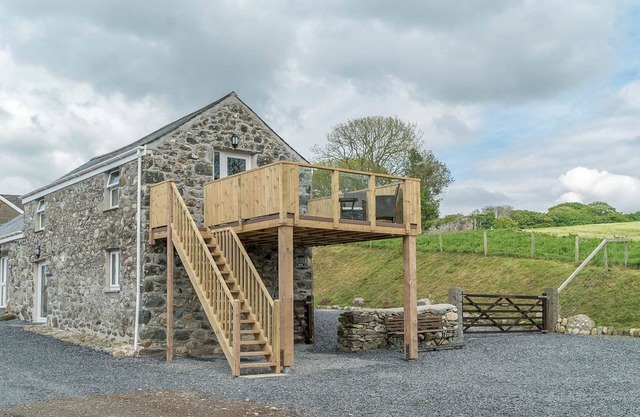 Romantic One Bedroom Cottage Walking Distance From The Beach | Felin-Pennarth