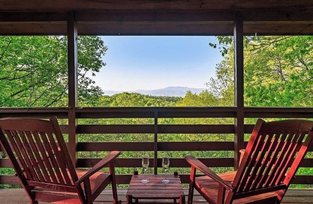 Romantic, Private Cabin in Smokies w/view, Hot Tub and Firepit!
