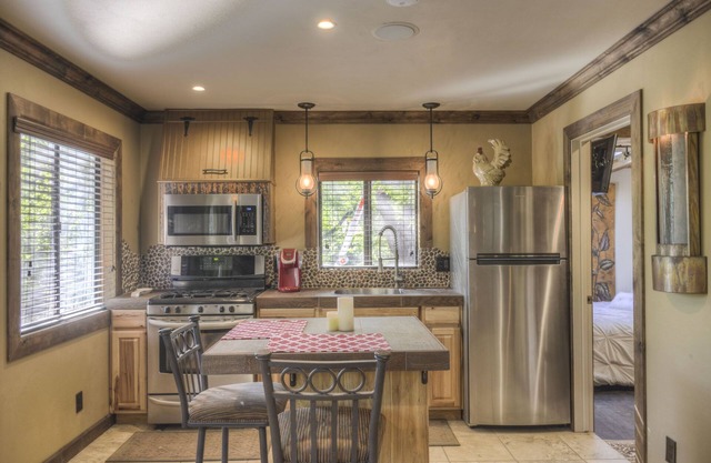 Détendez-vous près de votre cascade privée !! Dog friendly property!