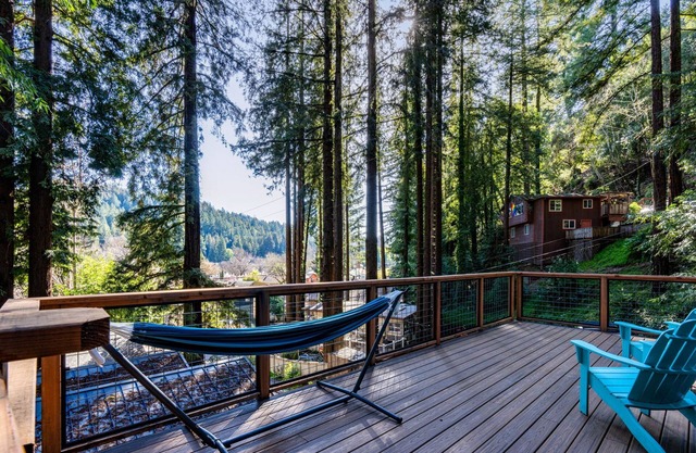 Peaceful Redwood Hideaway - Hot Tub, Hammock, Walk to Russian River and Downtown