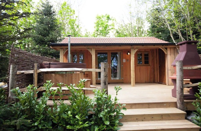 Romantic retreat. Private and peaceful wooded location. Private hot tub.