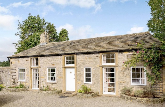 Romantic River Cottage. Private Use of Country Estate