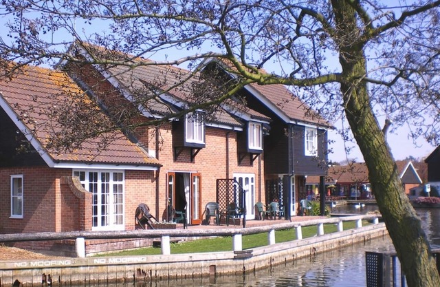 Romantic Riverside Cottage À Wroxham, capitale de la Broads