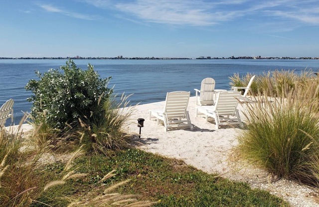 Romantic Sea of Love Escape on the Bay with Beach Access