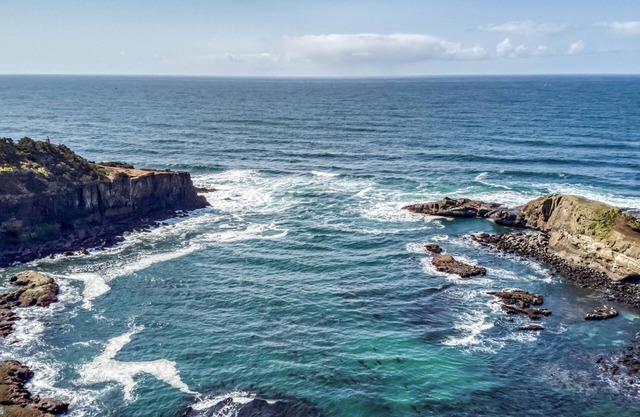 Romantic Single-Level Cottage is Steps to the Seawall and Whales in Depoe Bay!