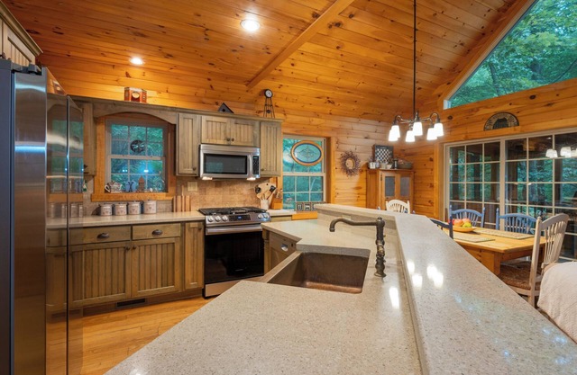 Romantic Stone Cabin, Private Waterfalls, Hot Tub, Pet Friendly, WiFi, Decks