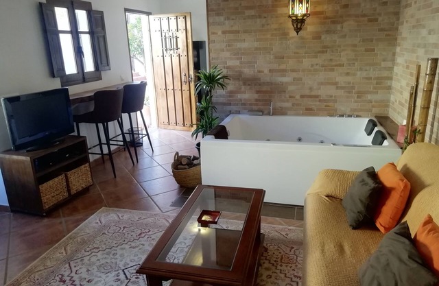 STUDIO ROMANTIQUE DANS UNE BELLE VILLA RIVERAISE PROCHE DE LA MER