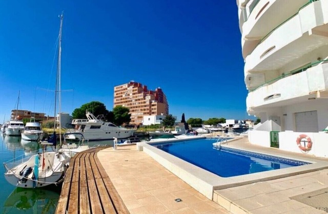 STUDIO ROMANTIQUE avec grande terrasse devant piscine et canal, parking vélo