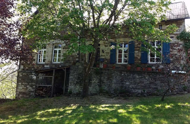 Vacances romantiques dans la plus ancienne école de survivant directement à la victoire de sentier de la nature