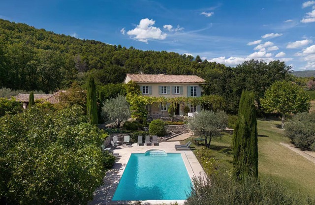 Romantic Villa Set in Olive Grove with Pool, WiFi and AC in St Saturnin Les Apt