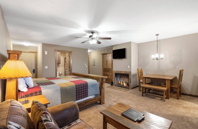 Romantic Walk-in Suite with a Lake View Near SDC