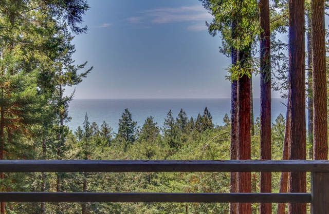 Maison rustique bois avec jacuzzi privé, terrasse et magnifique vue sur la forêt / l'océan!