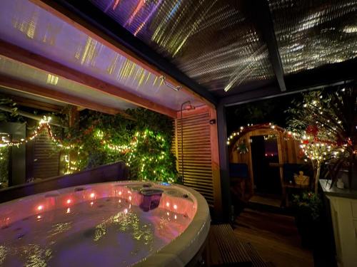 Romantisch Wellness Appartement met privé Hottub Sauna Gamesroom