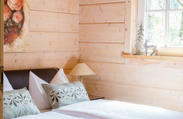 Pavillon de chasse romantique avec sauna dans un parc naturel