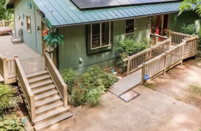 Romeo's Retreat family friendly fun mountain home w/hot tub, game room sleeps 10