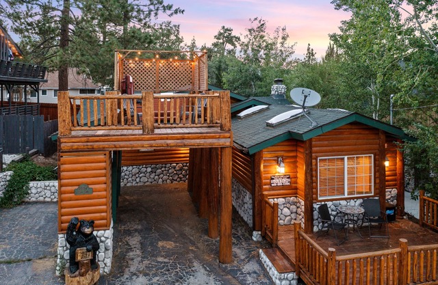 Roof top hot tub, walk to the village, marina and shuttle to slopes.