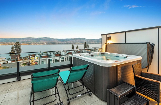 Roof Top Patio w/private beach! 5 minutes to downtown Kelowna & sleeps 15 people