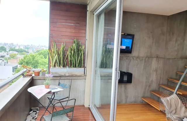 Rooftop apartment, great views ! Outdoor balcony shower!