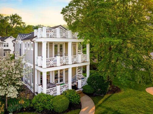 Rooftop Balcony, Lake Views, Pool and Walk to Town