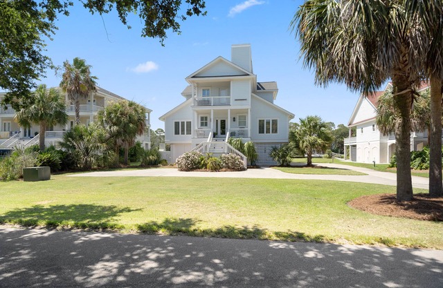 Rooftop Deck w/ 360 views just across from beach access