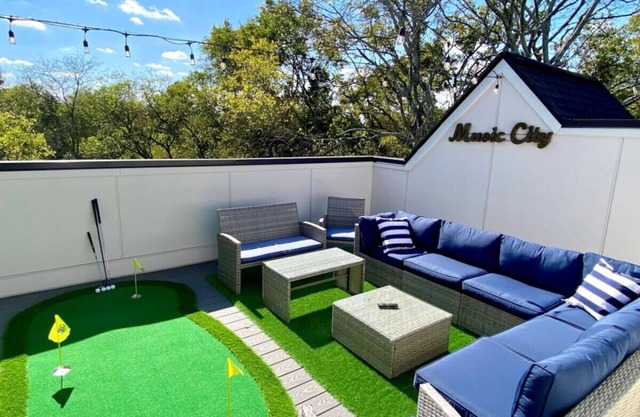 Rooftop Deck w/ Grill/Golf!10min to Ole Opry & DT!