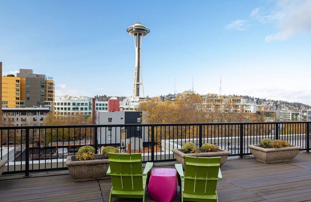 Rooftop Deck w/ Space Needle Views! Walk to Pike Place & Attractions – Boutique Studio w/ Kitchen